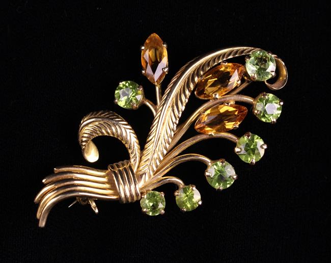 A 9ct Gold, Peridot & Citrine Plume Brooch hallmarked Birmingham 1987 [10.