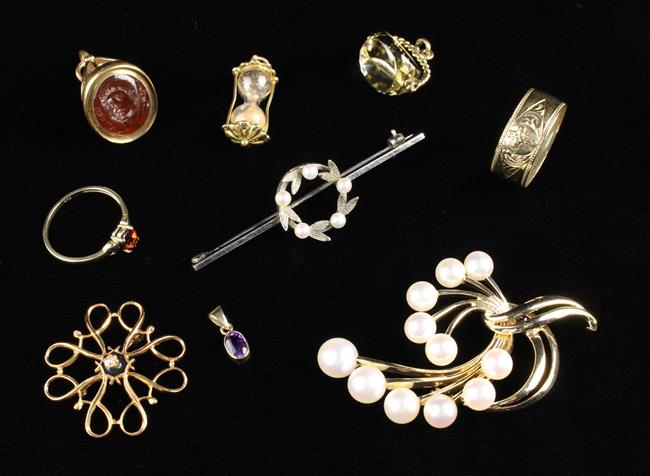 A Collection of Gold items: A 14ct gold spray brooch set with 11 pearls to ends of scrolling stems.