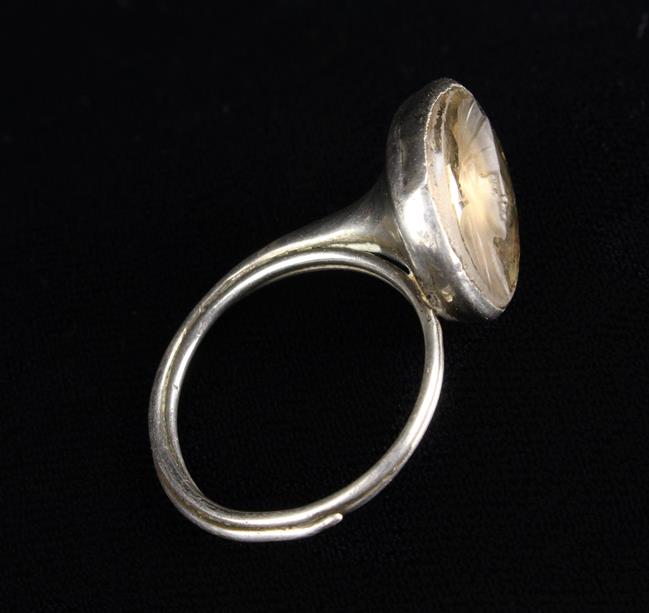 An 18th Century Silver Metal Ring in the form of a hunting horn with a crystal intaglio inset to - Image 2 of 2