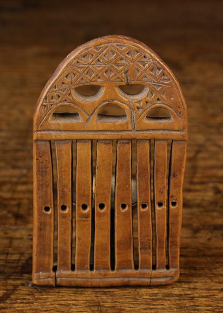 A Small 18th/19th Century Boxwood Loom Comb, decorated with chip carving, 3¾" x 2¼" (9.5 cm x 5. - Image 2 of 4