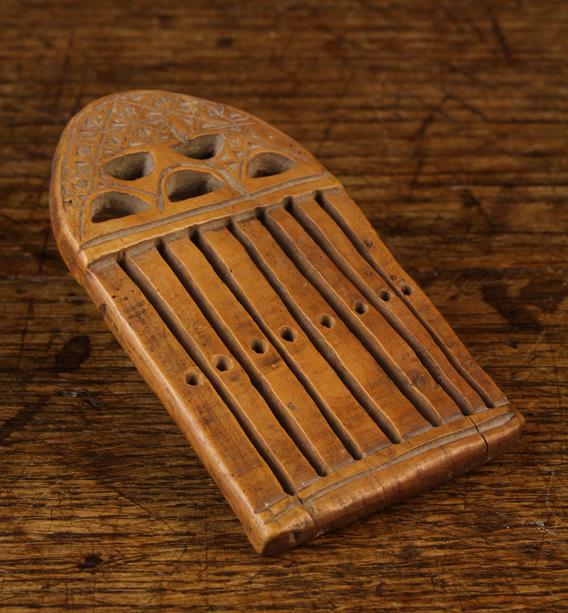 A Small 18th/19th Century Boxwood Loom Comb, decorated with chip carving, 3¾" x 2¼" (9.5 cm x 5. - Image 3 of 4
