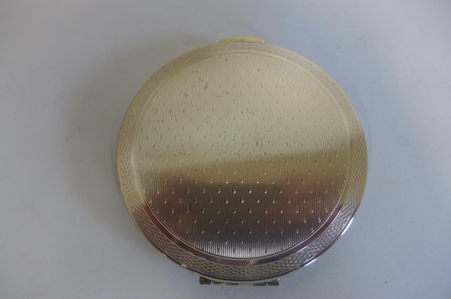 A silver compact by Kigu of London, in good condition, 7cm diameter - Image 2 of 4