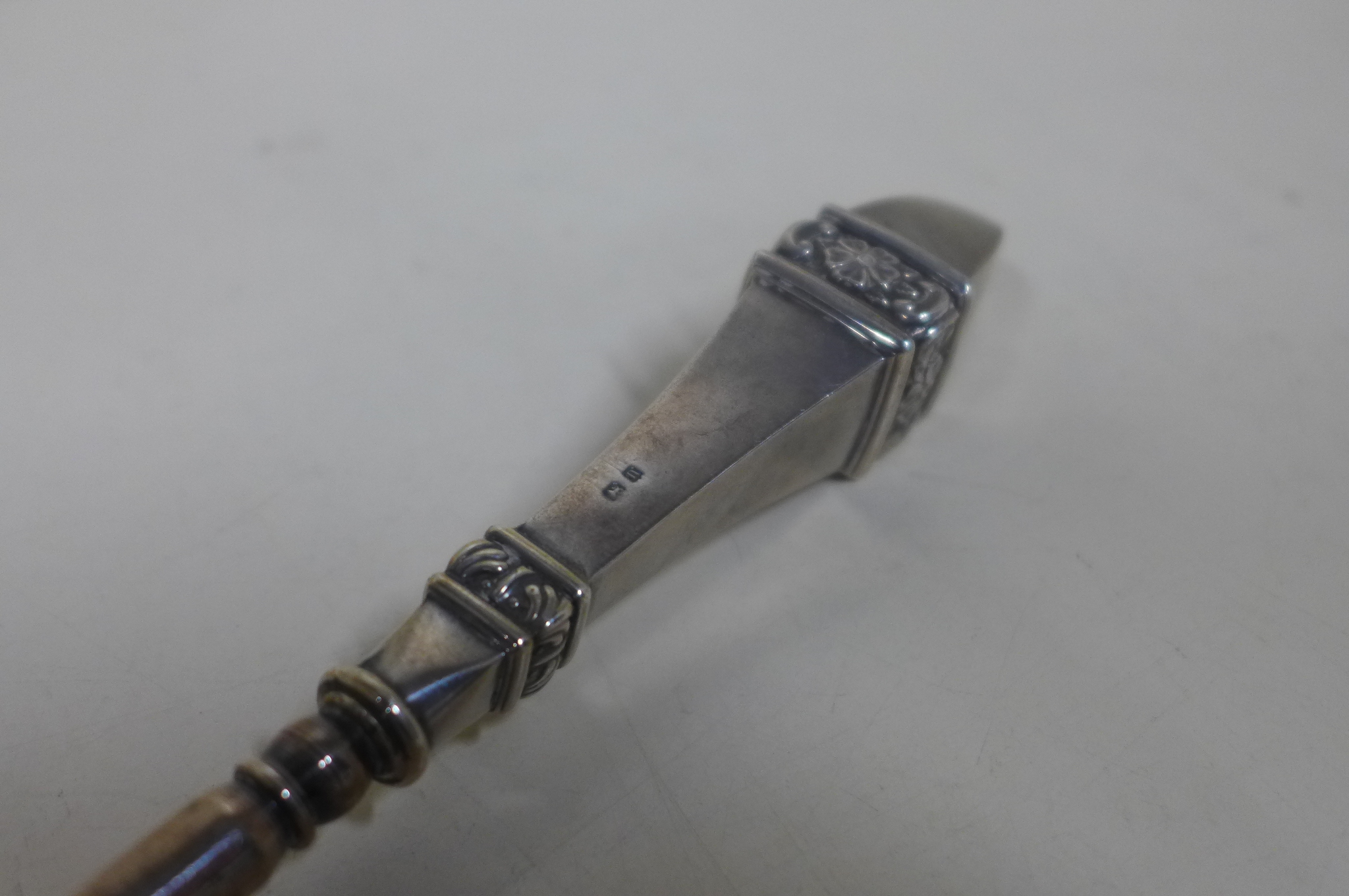 A silver candle snuff - 25cm long, Birmingham 1912/13 - approx 2.8 troy oz - Image 4 of 4