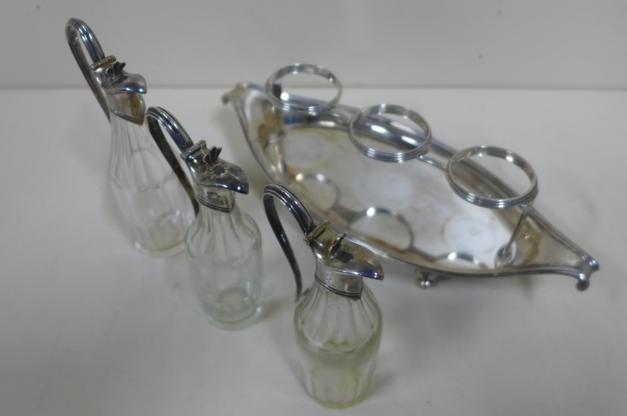 A good Georgian Navette shaped three bottle condiment set, London 1789/90 - John Scofield, weighable - Image 3 of 9