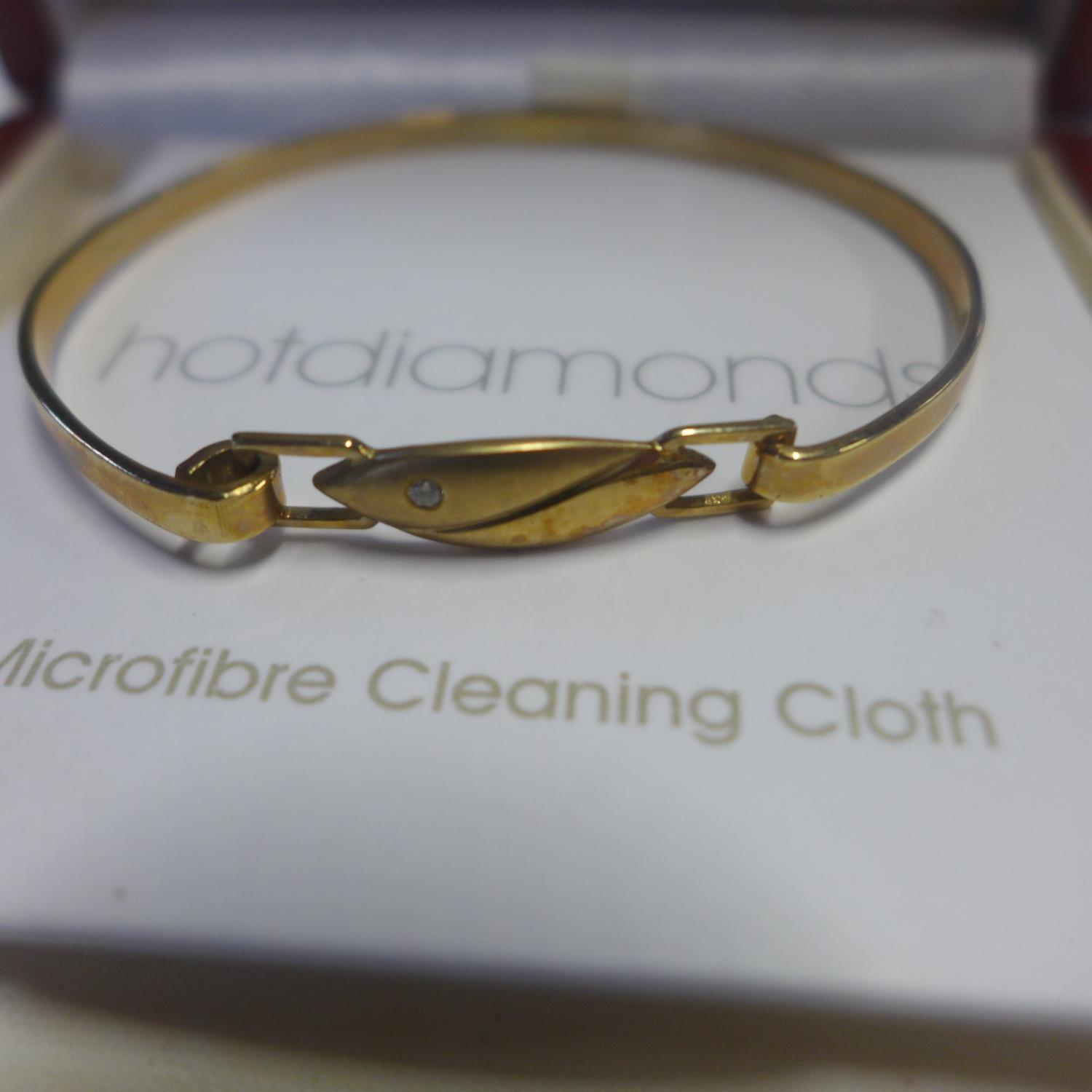 A hot Diamonds hallmarked 9ct gold bangle, approx 7.2 grams, boxed generally good, 6x5cm