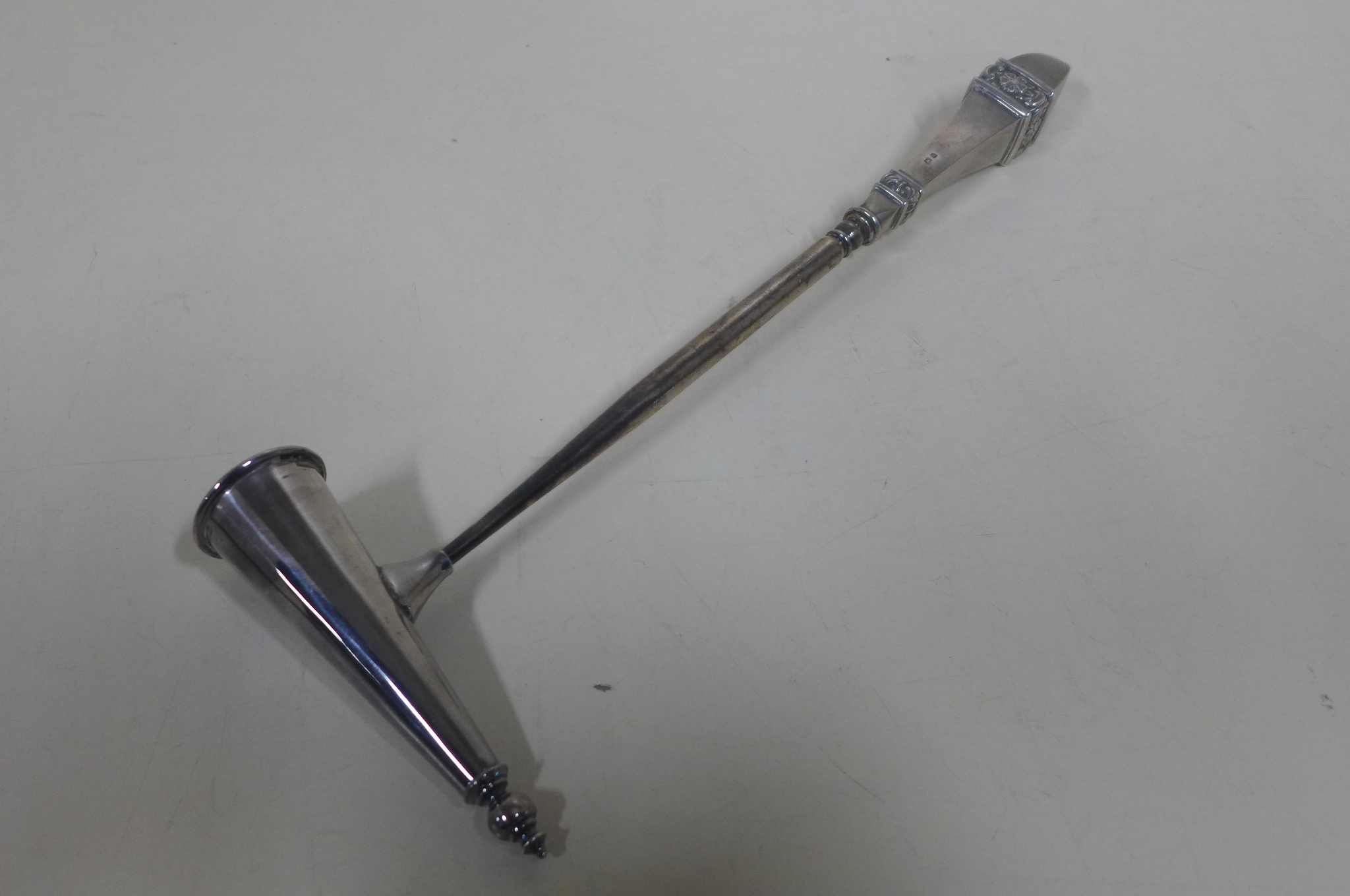 A silver candle snuff - 25cm long, Birmingham 1912/13 - approx 2.8 troy oz - Image 2 of 4