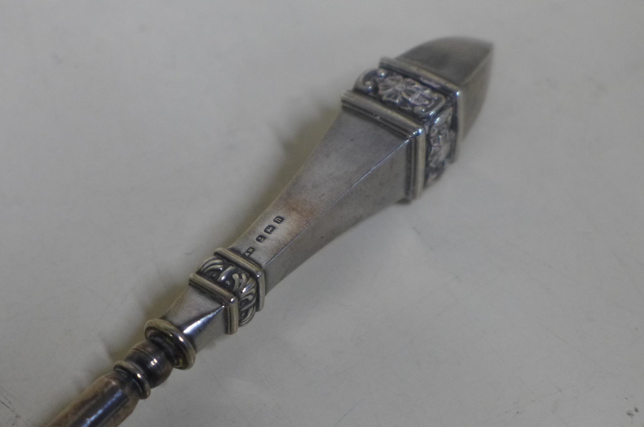 A silver candle snuff - 25cm long, Birmingham 1912/13 - approx 2.8 troy oz - Image 3 of 4