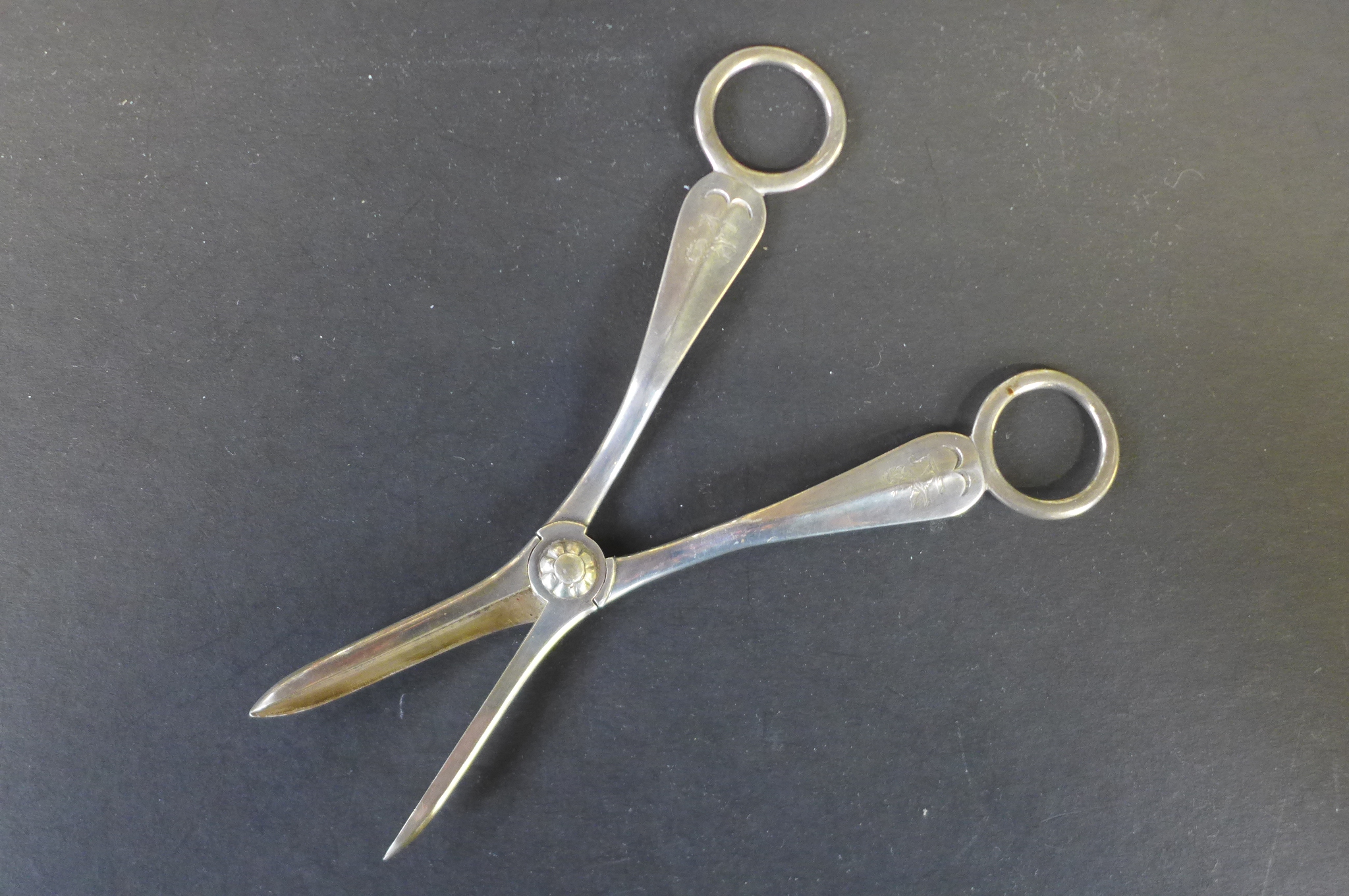 A pair of silver grape shears and assorted silver flatware, weighable silver approx 5.1 troy oz - Image 3 of 11