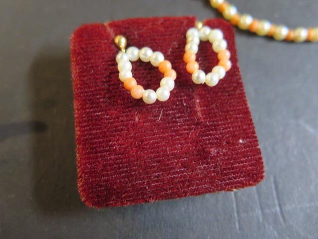 A collection of coral and pearl jewellery, including necklace - 73cm - brooch and earrings with - Image 5 of 5