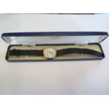 A 9ct hallmarked gold Accurist 17 jewel manual wind gents wristwatch, case 30mm wide, in good