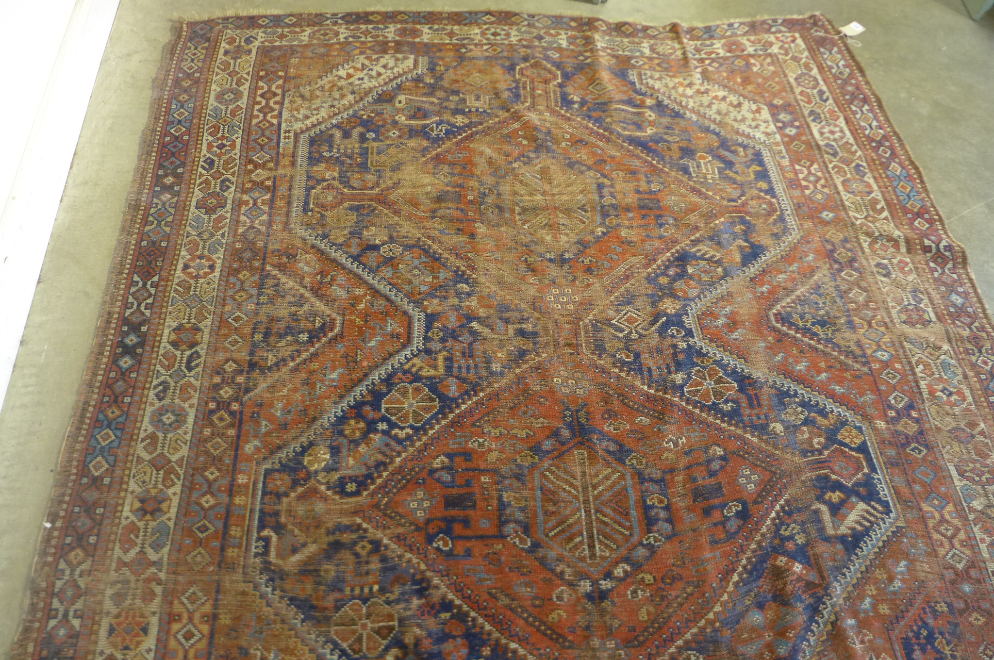 A vintage hand knotted Eastern woollen rug, 302cm x 206cm, in worn condition and some fading - Image 4 of 8