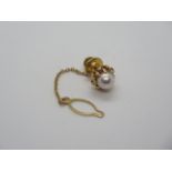 An 18ct gold and pearl tie, cravat or scarf pin set with a large cultured pearl, approx 8mm diameter