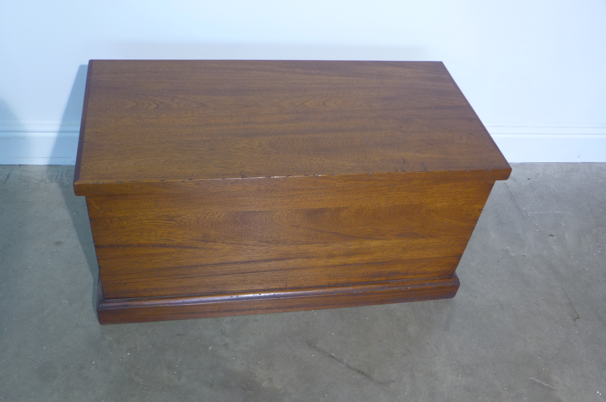 A hardwood toy/storage trunk, 92cm wide