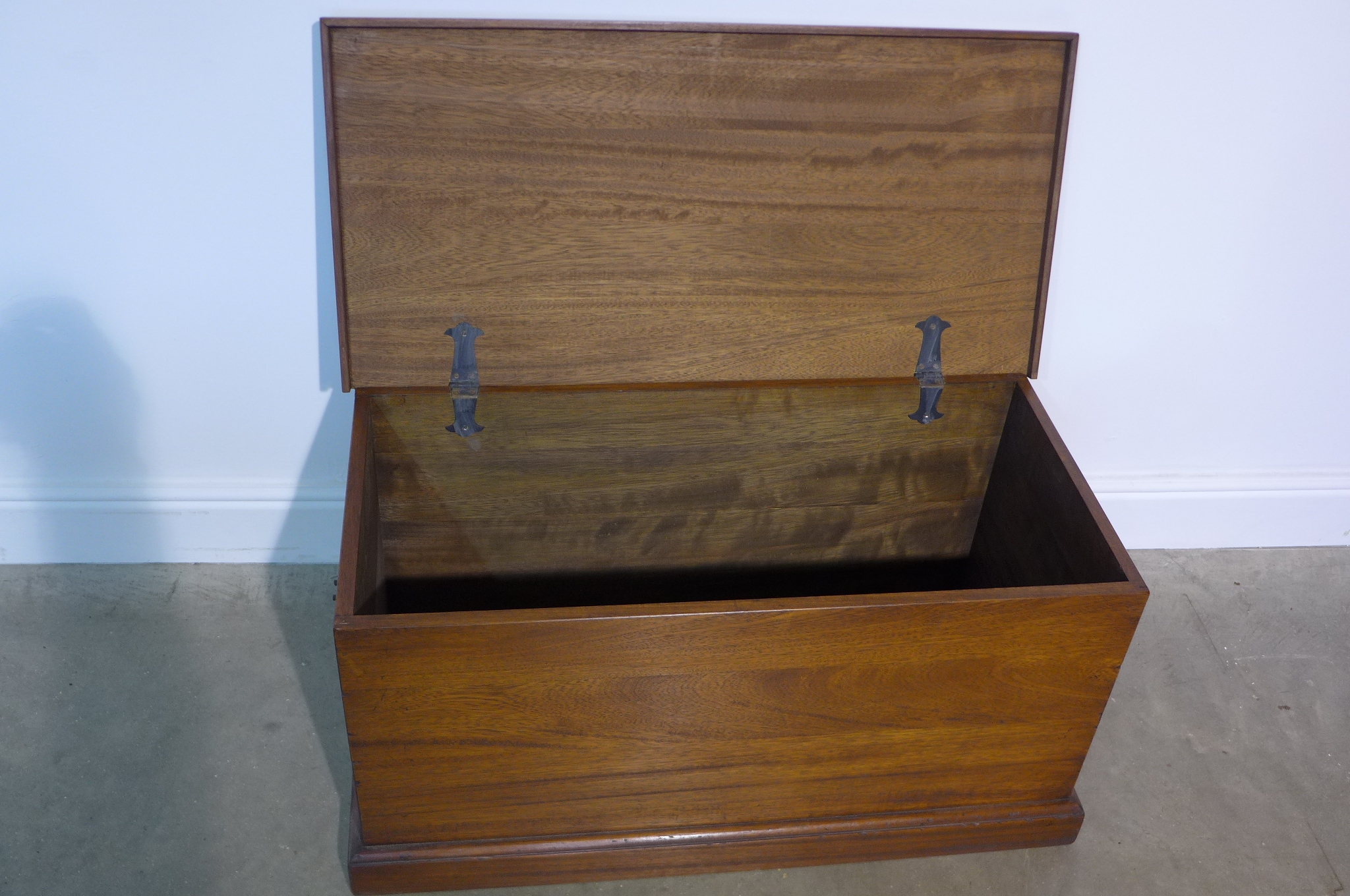 A hardwood toy/storage trunk, 92cm wide - Image 2 of 2