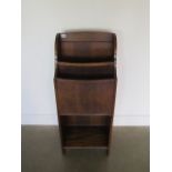 A circa 1930s oak combined magazine rack and open bookcase in polished condition - 107cm tall x 44cm