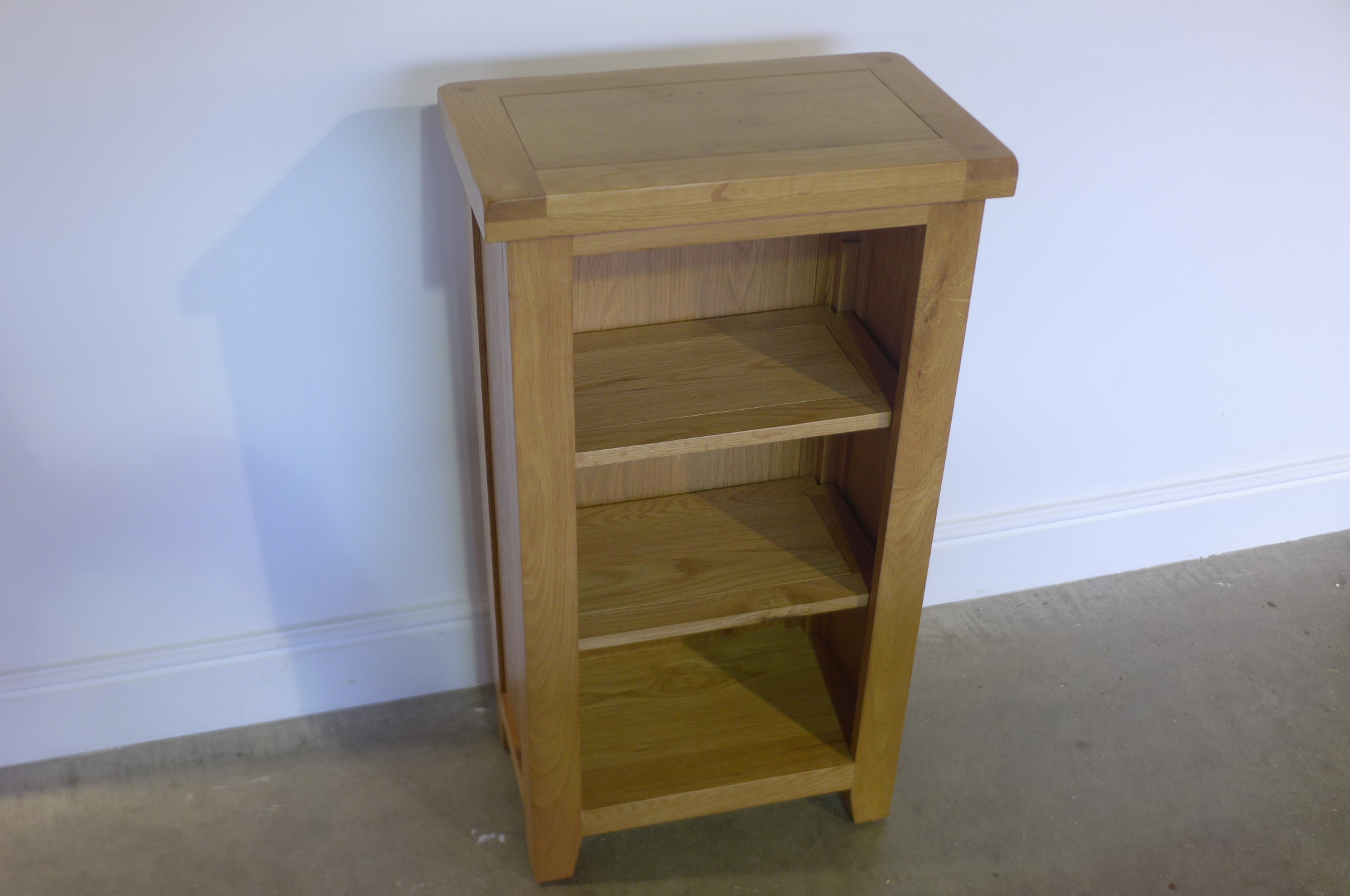 An oak bookcase with adjustable shelves, 92cm tall x 50cm x 30cm - Image 2 of 3