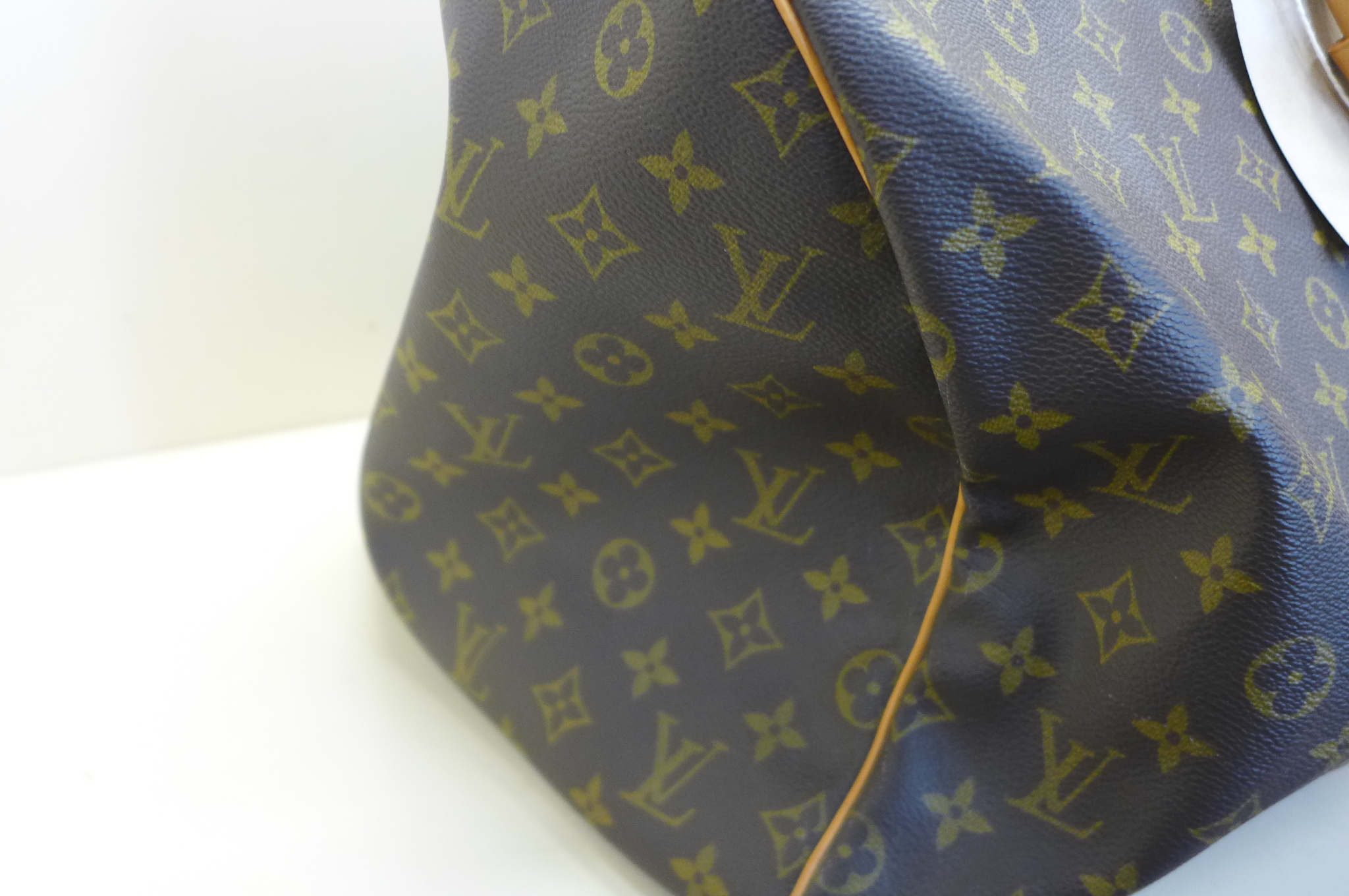 A Louis Vuitton monogram keepall 50 - 56x26x28cm, with padlock and keys, No 303, with luggage label, - Image 7 of 7