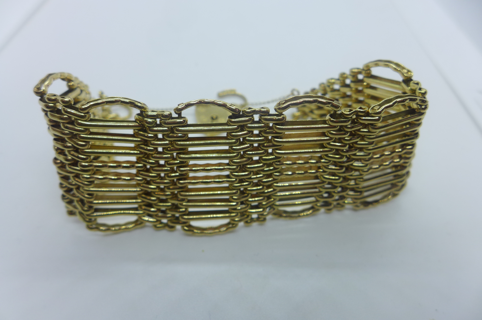 A 9ct yellow gold gatelink bracelet, approx 44.4 grams, in good condition