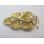 A hallmarked 18ct yellow gold pearl leaf brooch, 40x25mm - approx 6.9 grams