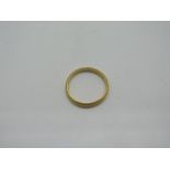 A 22ct yellow gold band ring, size M - approx 2.6 grams