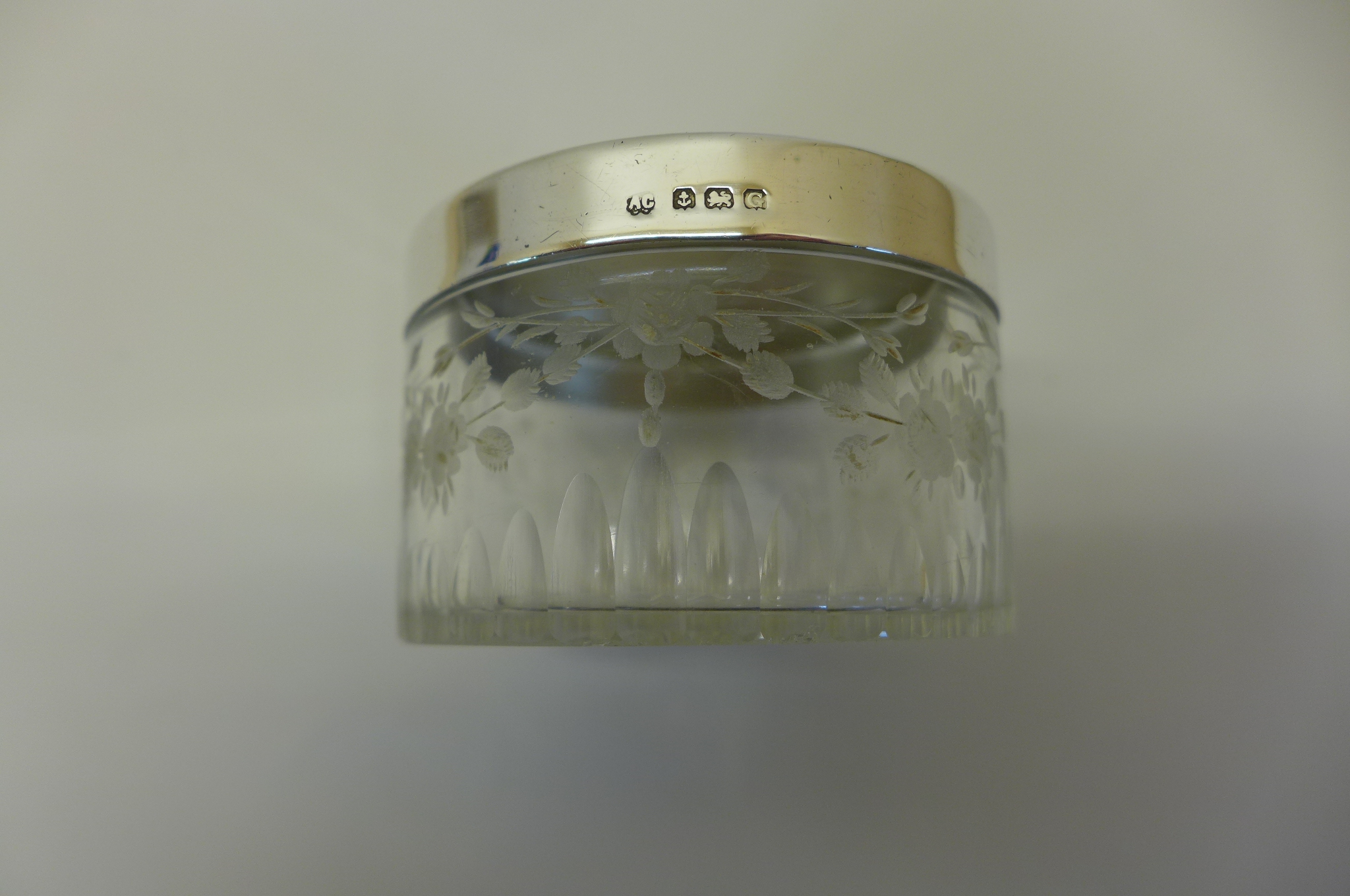 A silver enameled lidded glass jar, 4cm tall, 6cm diameter, in good condition - Image 2 of 2