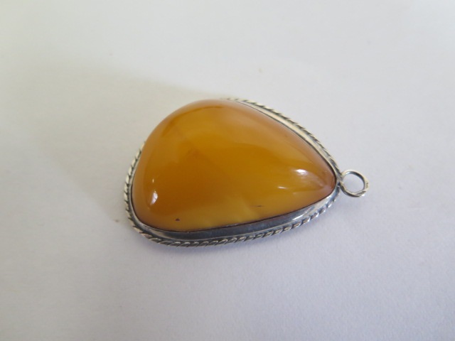 A butterscotch amber type loose beads, 52 grams, approx, plus silver amber pendant - Image 2 of 3