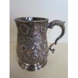 A Georgian silver embossed tankard, 10cm tall London 1759/60 - approx 7.3 troy oz, engraved