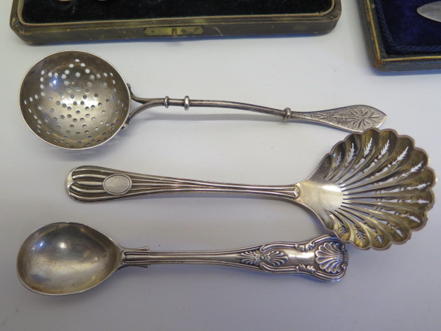 A cased set of six silver teaspoons set of six filled handle cake/fruit knives, Victorian silver - Image 4 of 4