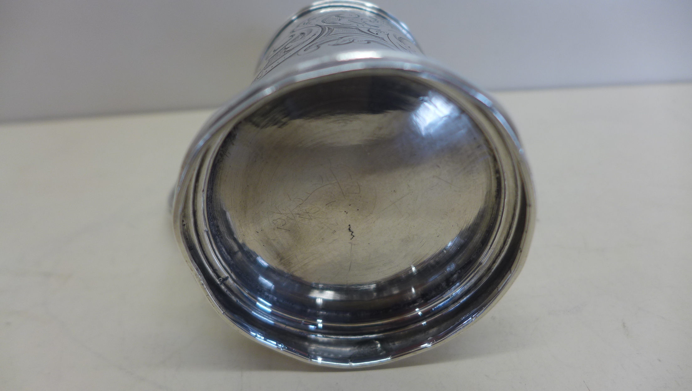 A Victorian silver childs/christening tankard, hallmarked London 1850 - weight approx 4.1 troy oz, - Image 4 of 5