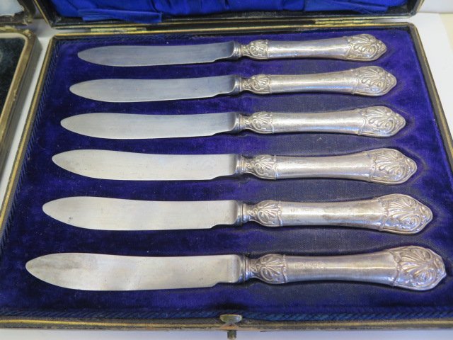 A cased set of six silver teaspoons set of six filled handle cake/fruit knives, Victorian silver - Image 3 of 4