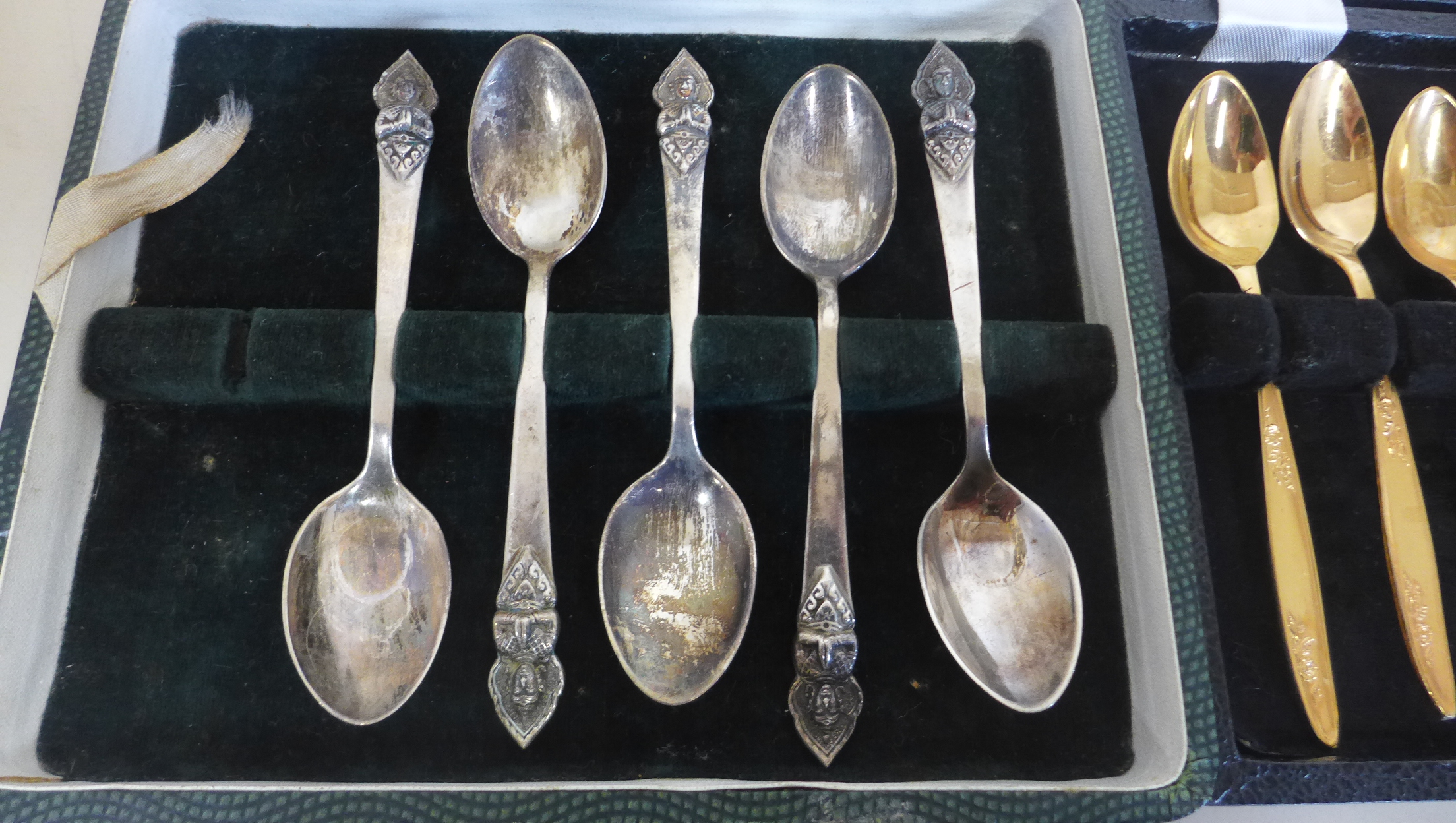 A small collection of silver and plate to include silver spoons, silver hip flask - split, gold - Image 2 of 6