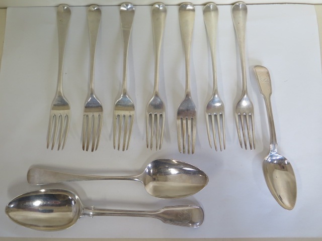 A quantity of Georgian silver flatware comprising of seven table forks, tablespoon and dessert - Image 2 of 4