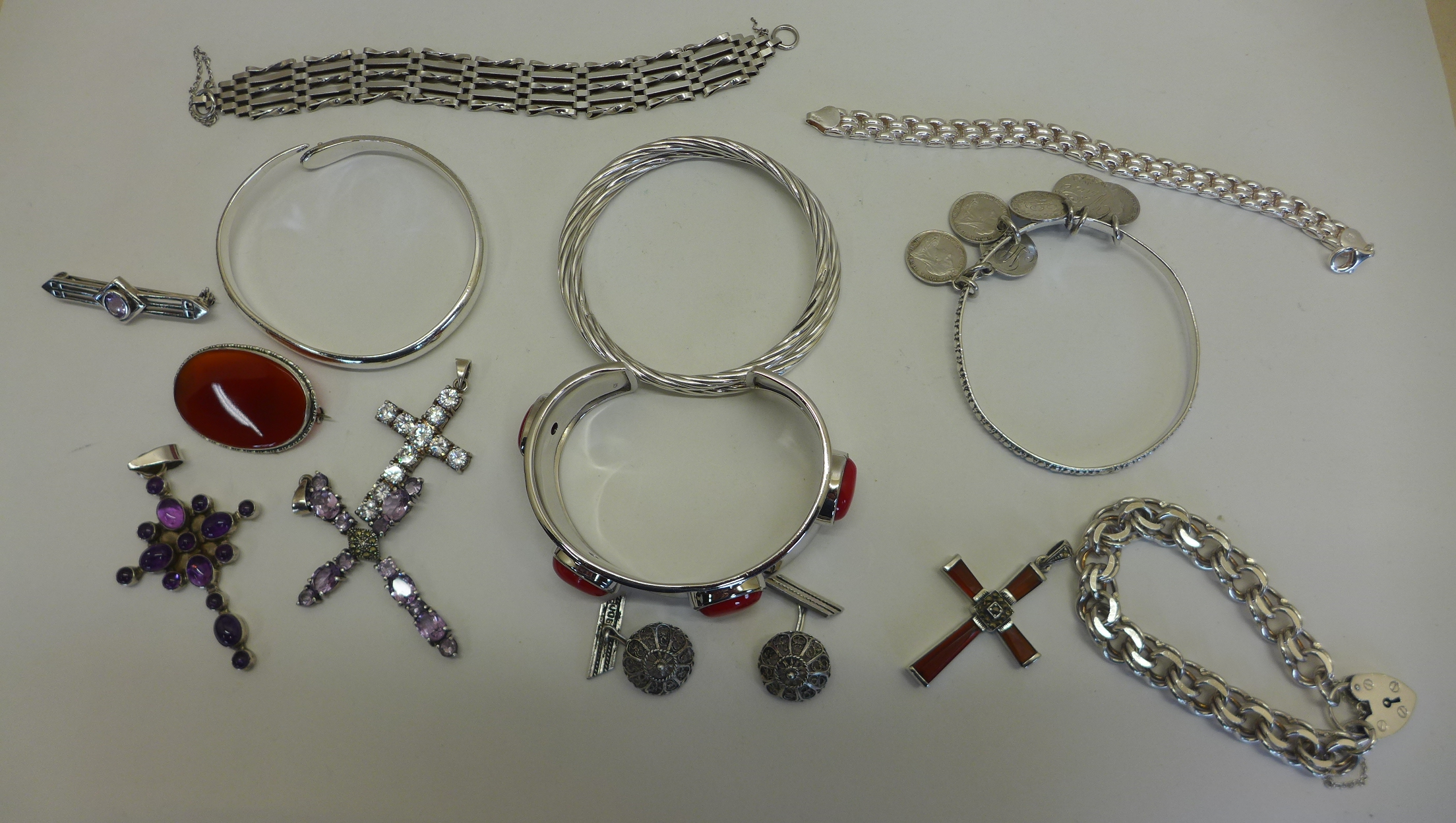 A collection of assorted silver and other jewellery