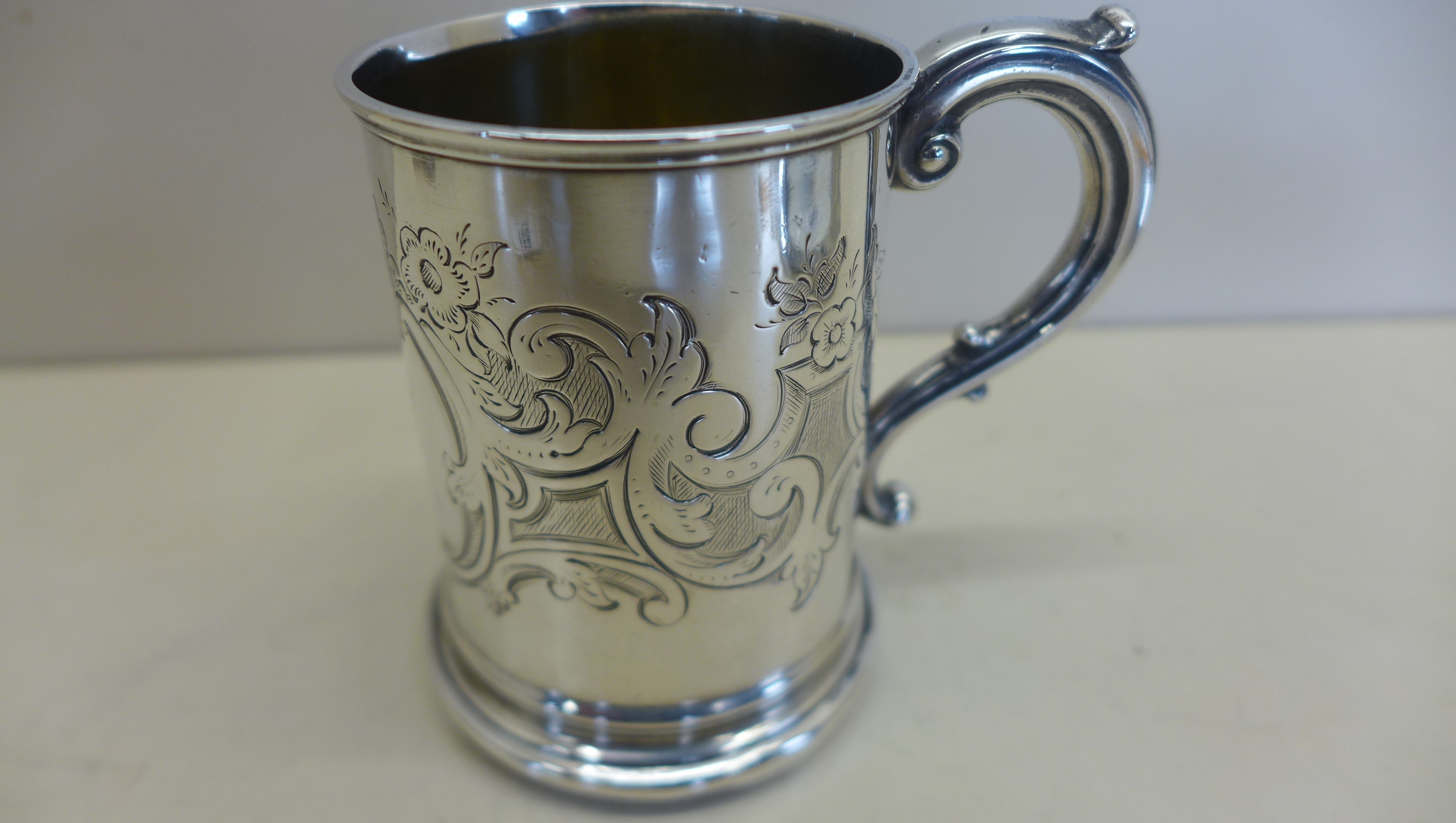 A Victorian silver childs/christening tankard, hallmarked London 1850 - weight approx 4.1 troy oz, - Image 2 of 5