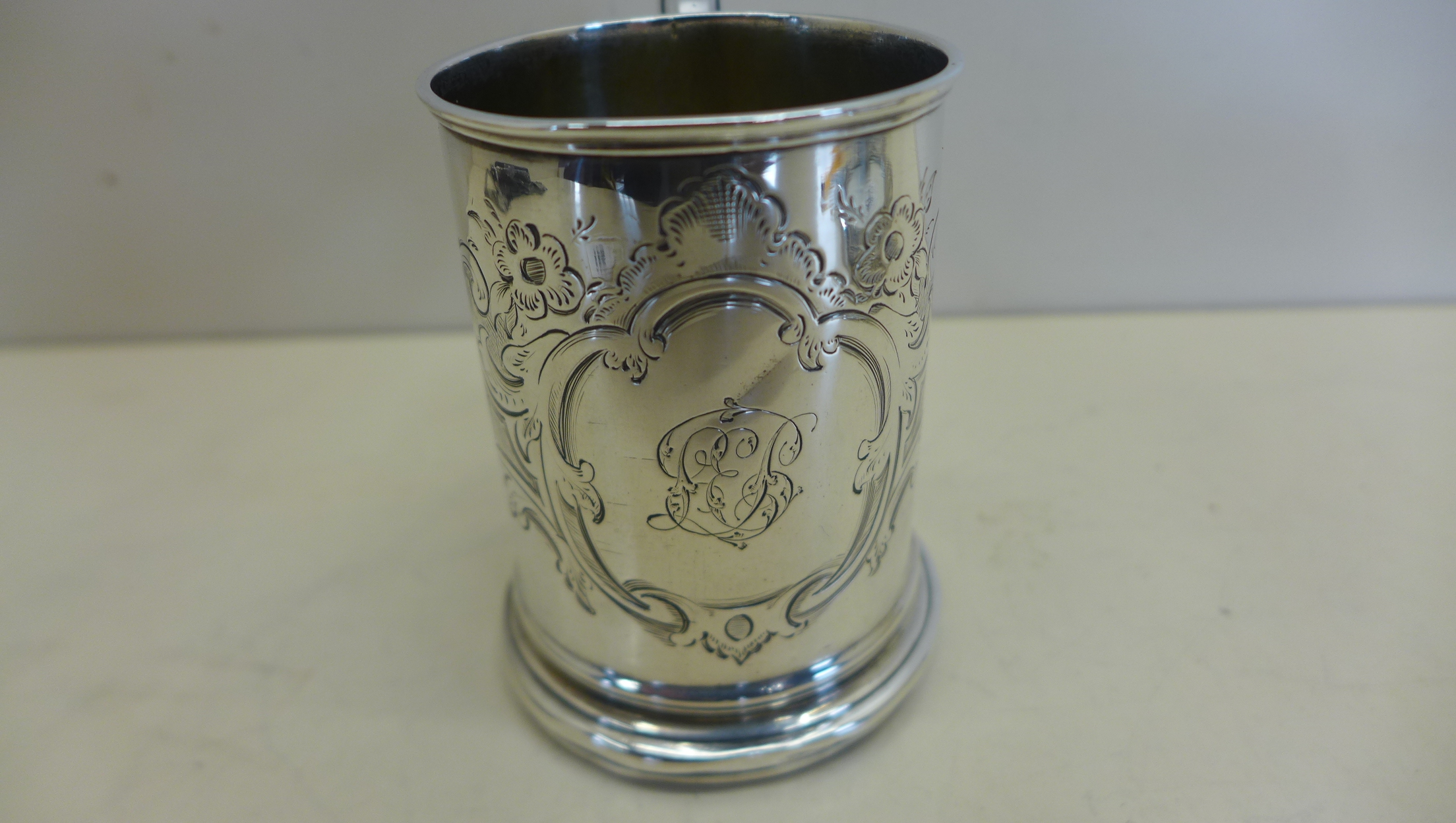 A Victorian silver childs/christening tankard, hallmarked London 1850 - weight approx 4.1 troy oz, - Image 3 of 5