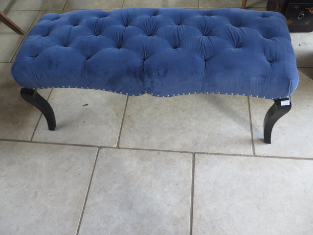 An upholstered buttoned window seat/stool, 48 cm tall x 121 cm x 43 cm