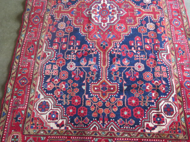 A hand knotted woollen Hamadan rug. Size 2.30m x 1.33m - Bild 2 aus 3