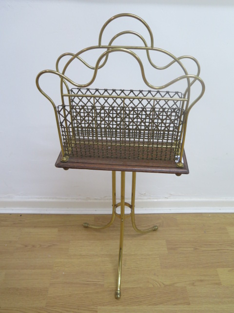 An oak and brass revolving magazine rack. 77cm tall x 39cm. In good condition.