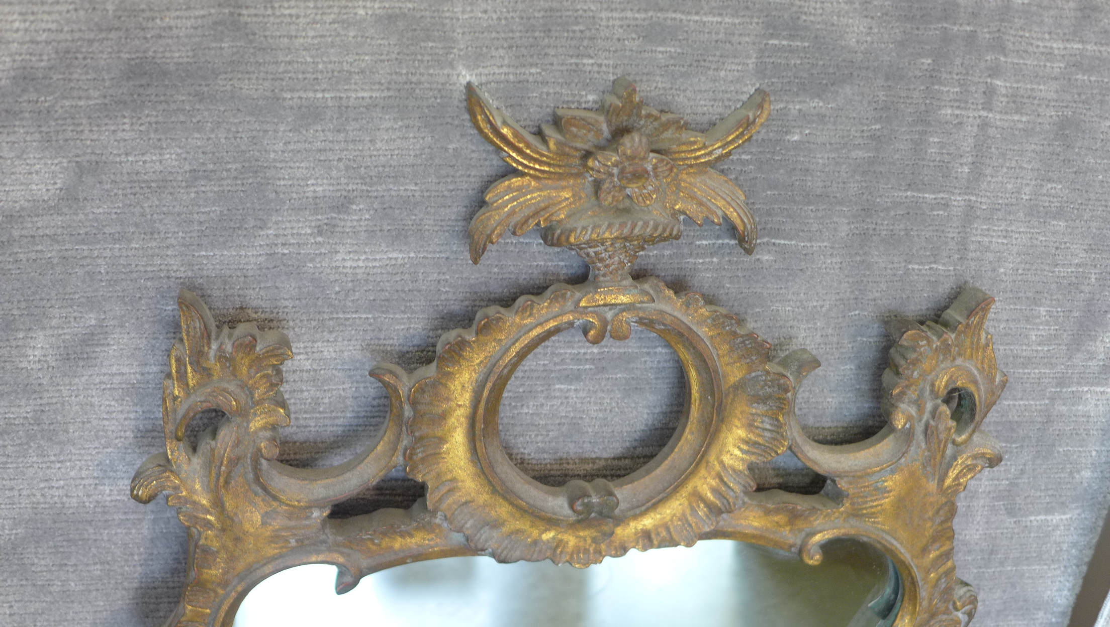 An ornate gilt mirror 105cm x 57cm - Image 2 of 3