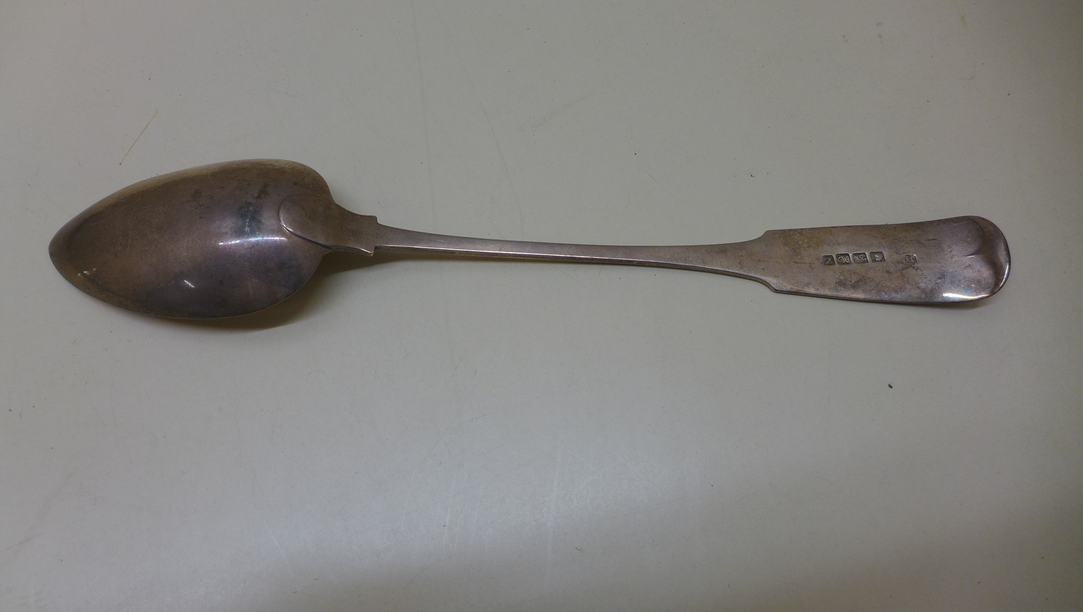 A Georgian Irish silver serving spoon. Dublin 1809 Maker JP, 33 cm long, approx 4.9 troy oz, - Image 3 of 4