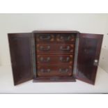 A good quality Edwardian inlaid mahogany 2 door humidor/collectors/jewellery cabinet with 5 internal