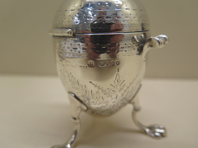 A silver egg shaped mustard pot with blue glass liner, London. Silver weight approx 3.4 troy oz - Image 4 of 4