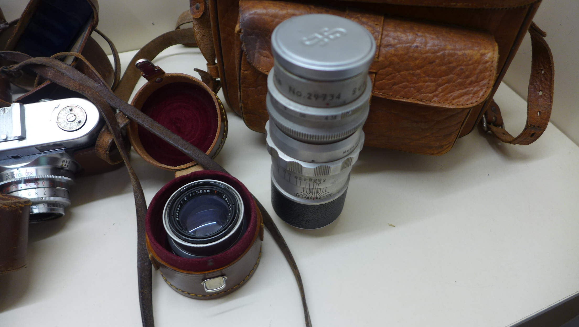 A Kamera-Werkstatten folding bellows plate camera with case, a Zorki-4 camera, Voigt lander - Image 4 of 5