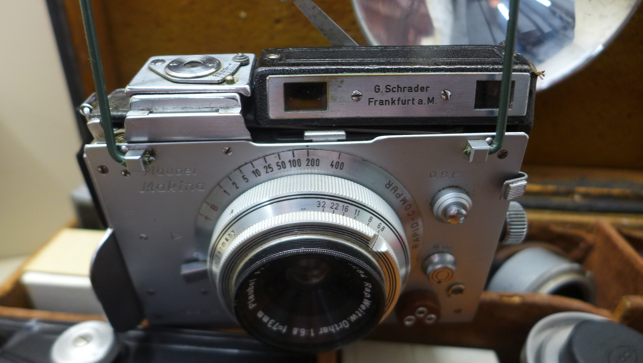 A Planbel Makina 111R Rangefinder camera with 1:6:8 f=73mm 120284 lens and 2 other lenses and a - Image 2 of 8