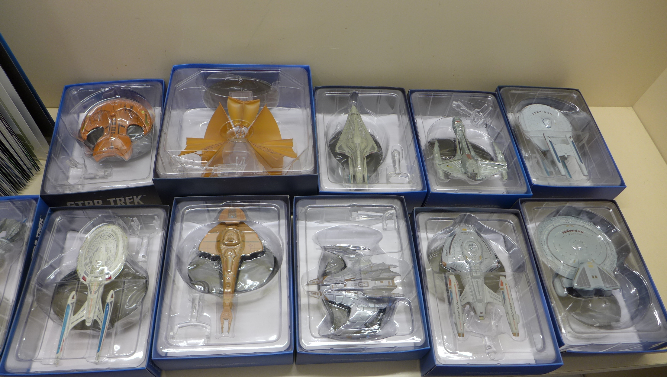 STAR TREK Eaglemoss collections folder and 12 star ships, one box ripped - Image 2 of 3