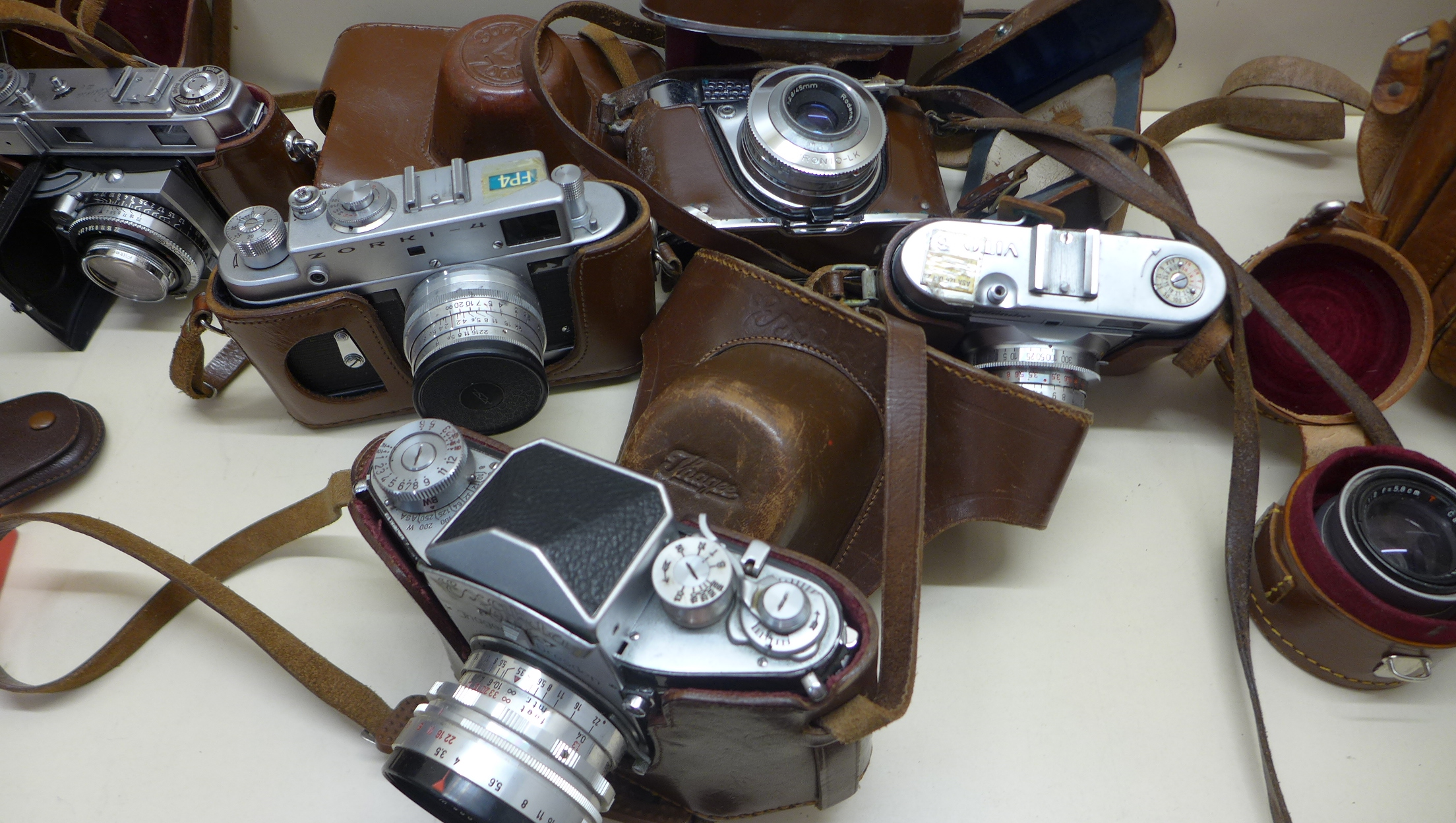 A Kamera-Werkstatten folding bellows plate camera with case, a Zorki-4 camera, Voigt lander - Image 3 of 5