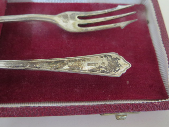 Two boxed silver fork and spoon sets and a boxed silver and mother of pearl cake and fork set. - Image 2 of 4