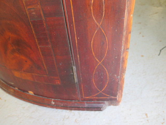 A Georgian mahogany bowfronted corner cupboard, 111cm tall, 75cm wide - Image 4 of 7