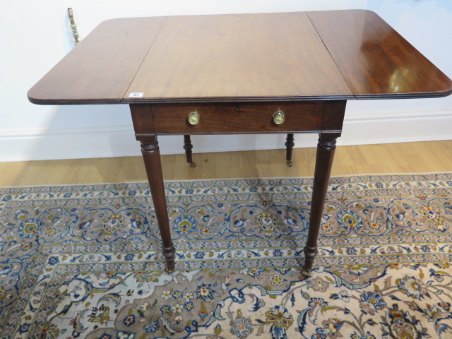 A Georgian drop leaf mahogany Pembroke table with a drawer, 68cm tall, 102 x 71cm extended