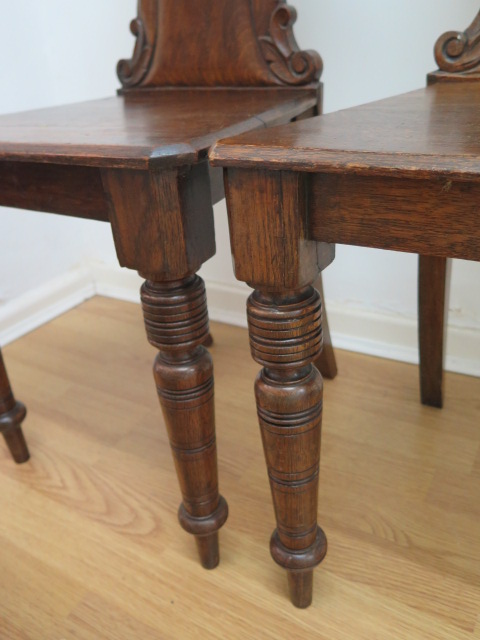 A pair of oak 19th century hall chairs - Image 3 of 3